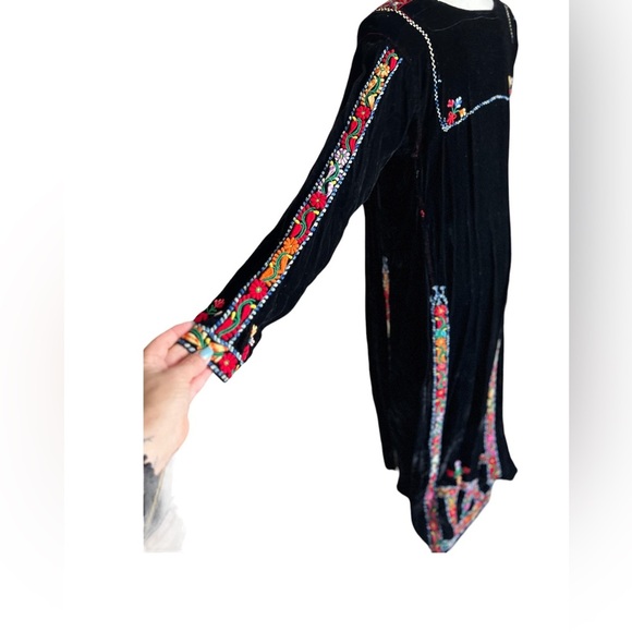 Vintage 60’s Boho Renaissance-Styled Black Velvet Dress Floral Embroidery Panels - Picture 3 of 16